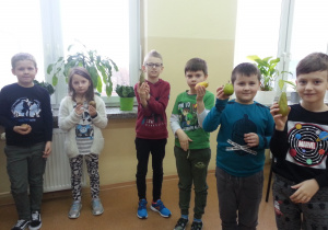 Dzieci z klasy IIa prezentują przyniesione przez siebie owoce